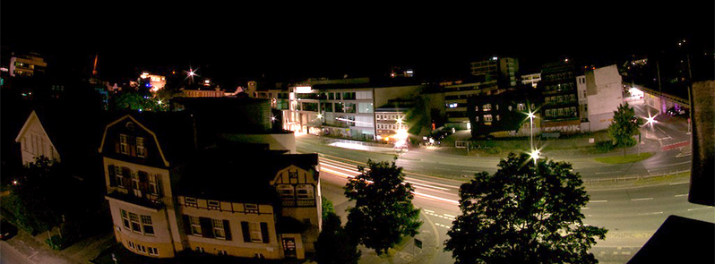 Poly-Haus bei Nacht